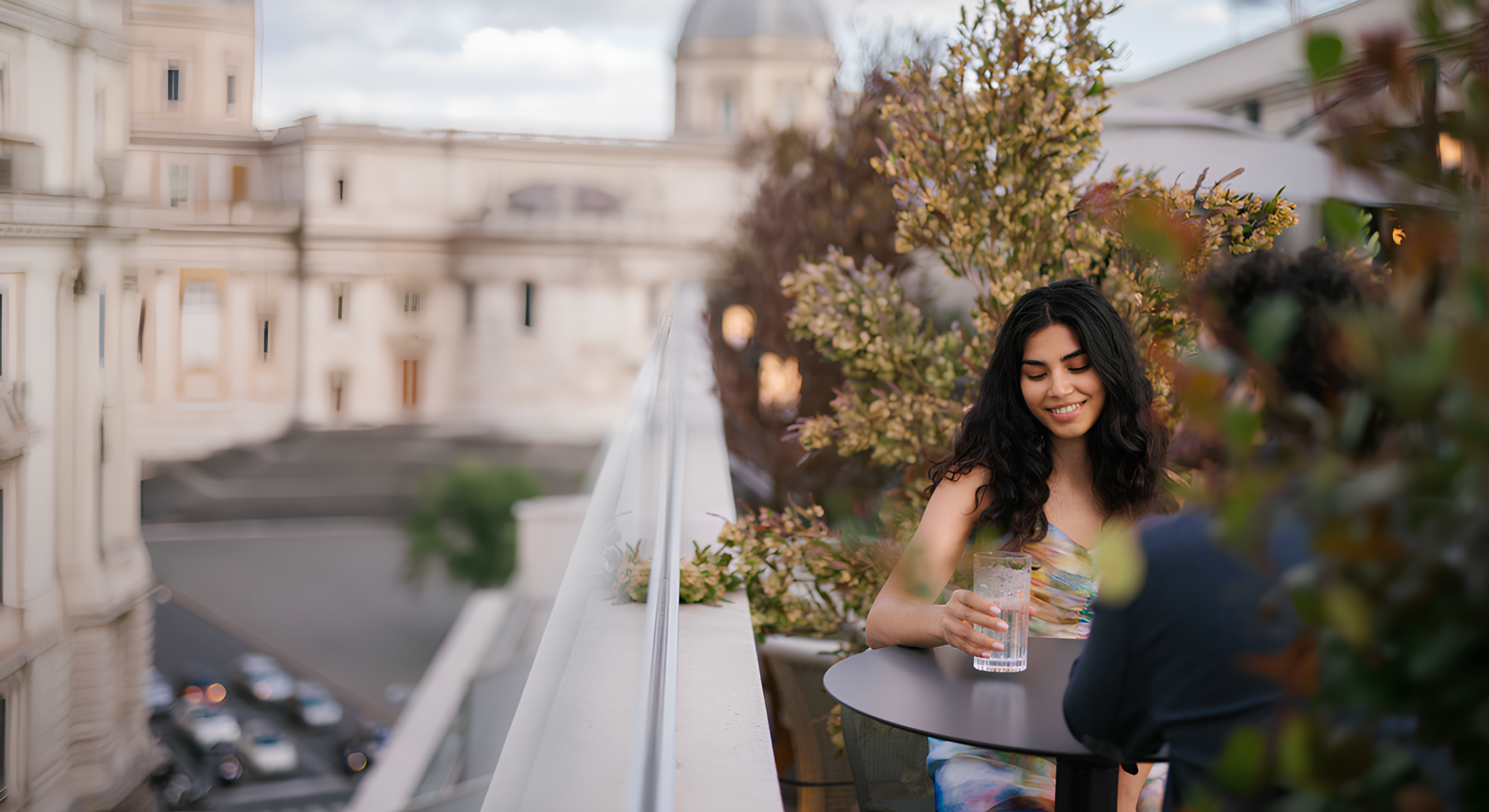 coppia che fa aperitivo al mun